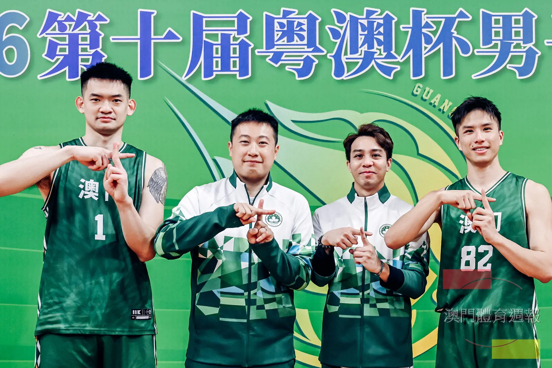 副1  參與了十屆粵澳盃的主教練王景龍（左2）與澳門隊資深成員合影.jpg